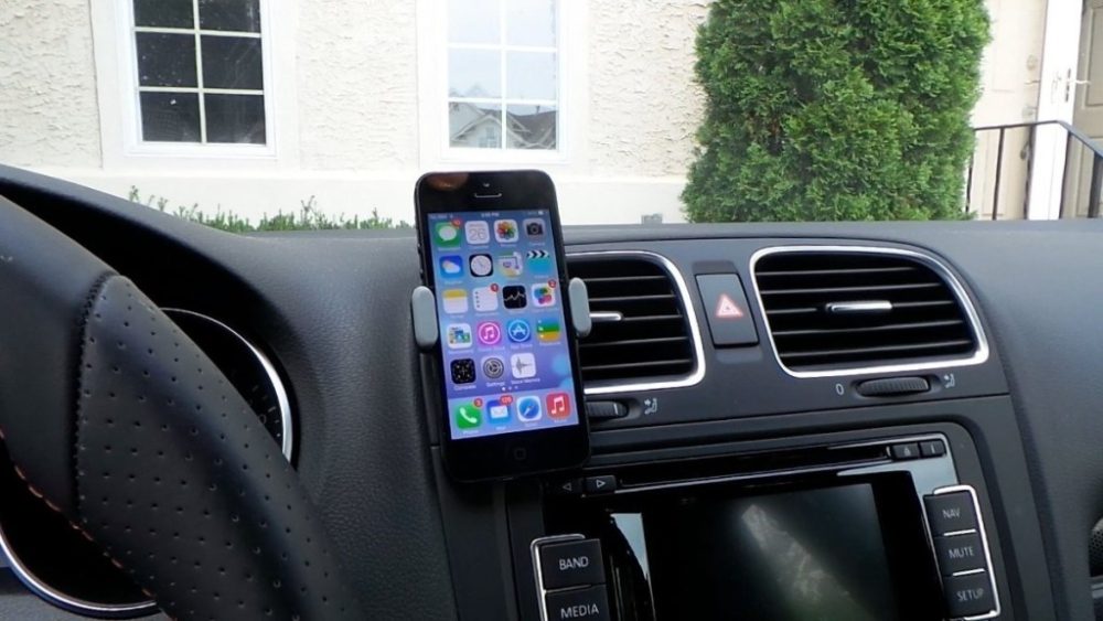 Vantagens e desvantagens de carregar o celular no carro