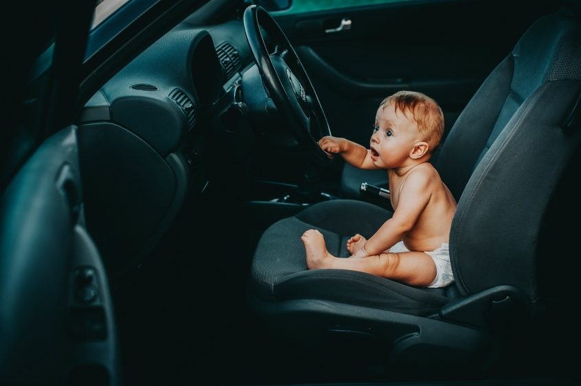 Até que idade precisa usar a cadeirinha no carro?